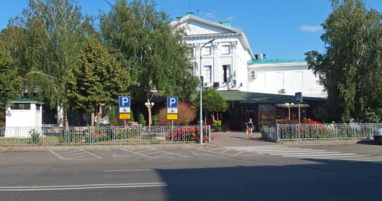 Колишній кінотеатр ім. Котляревського, у якому працює ресторан. Вид задньої частини будівлі