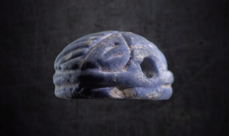 Підвіска, знайдена на Полтавщині, виготовлена з темно-синього єгипетського фаянсу