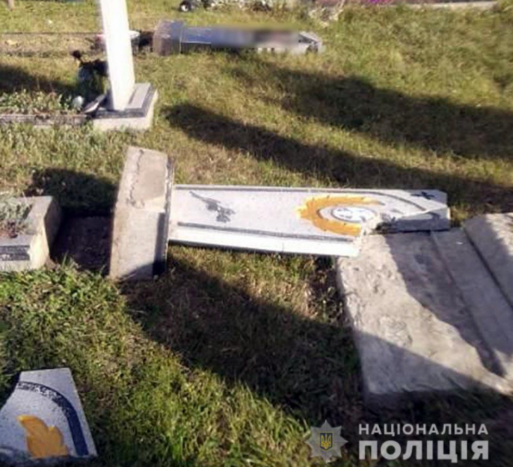 Піти пошкодили надгробні плити на Полтавщині